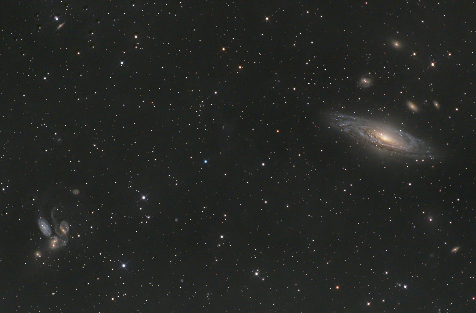 Die rechte Spiralgalaxie NGC 7331 und die Glaxiengruppe Stephans-Quintett links liegen im Sternbild Pegasus.